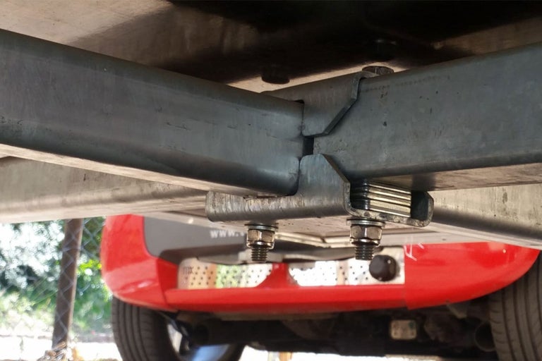 Vue détaillée de la fixation de l'attelage de remorque sur le véhicule