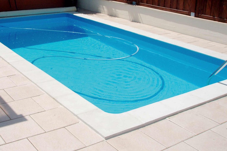 Piscine rectangulaire avec tuyau de nettoyage de piscine à l'extérieur