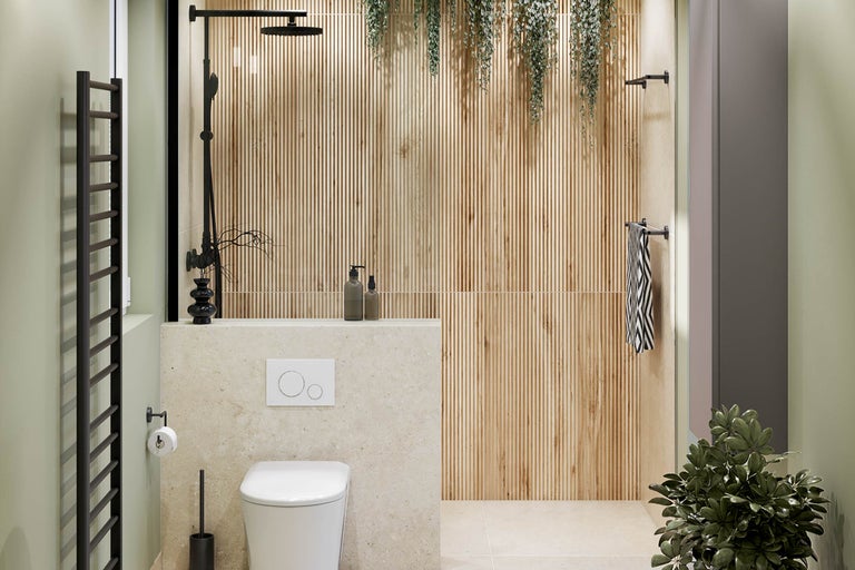Salle de bains moderne avec WC suspendu, mur aspect pierre, lattes de bois verticales, robinetterie de douche noire et sèche-serviettes.