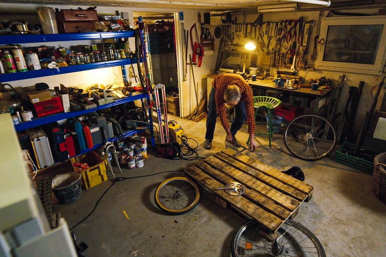 Atelier avec étagère, établi et vélos