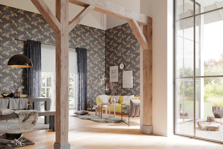 Salon avec poutres en bois, canapé et table à manger