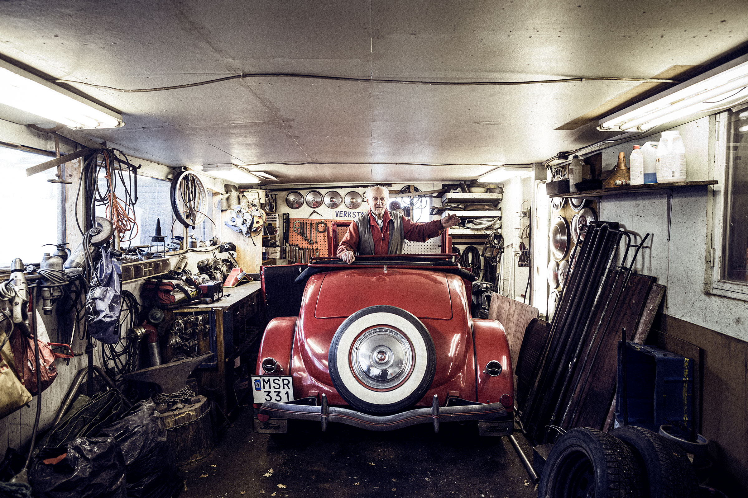 Werkstatt mit Oldtimer und Werkzeug