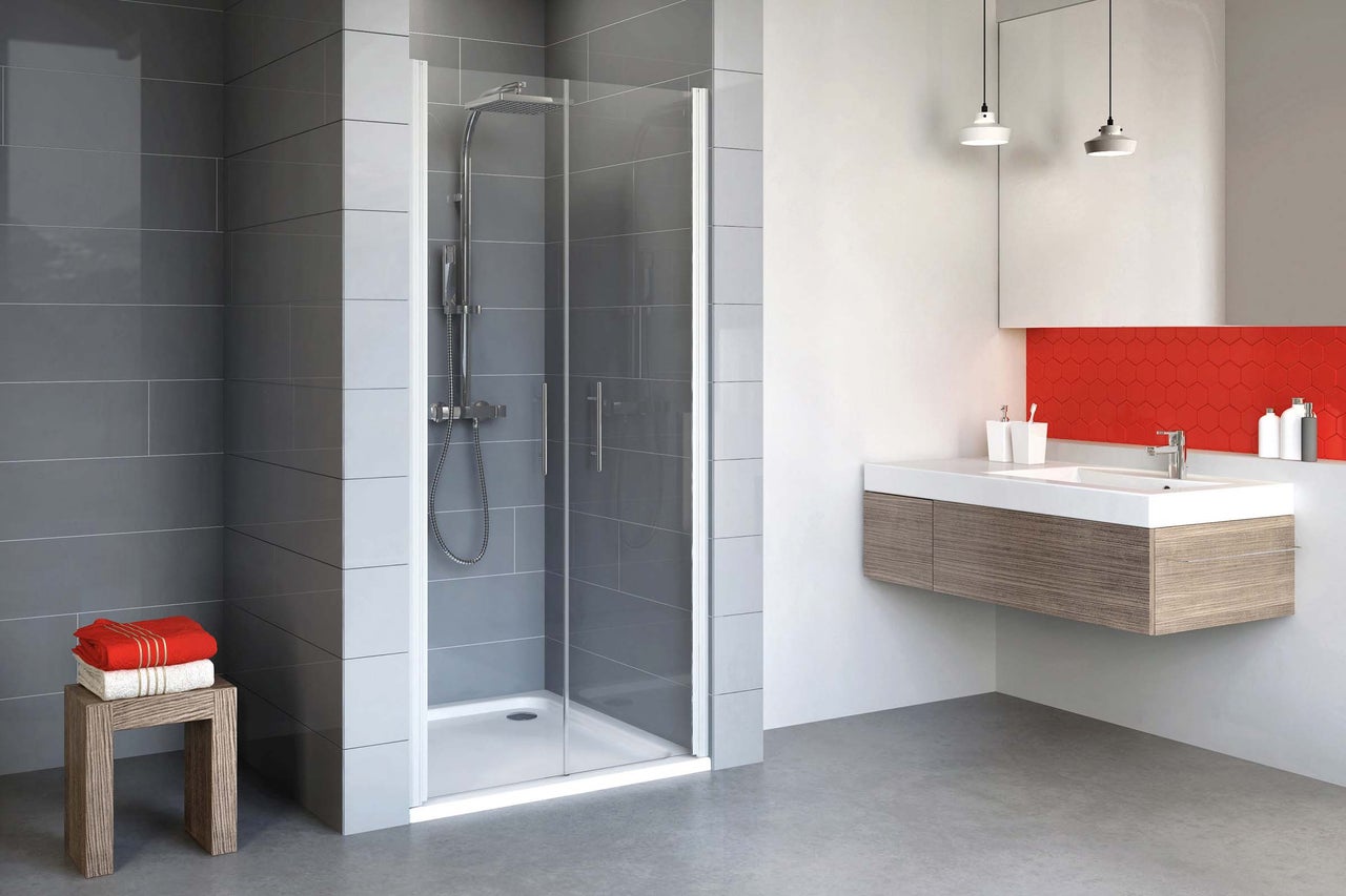 Modernes Badezimmer mit Duschkabine, Waschtisch und Handtüchern