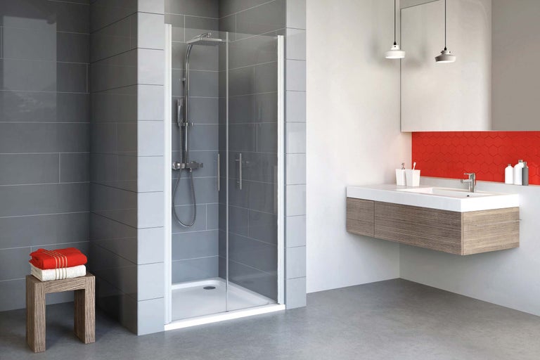 Modernes Badezimmer mit Duschkabine, Waschtisch und Handtüchern