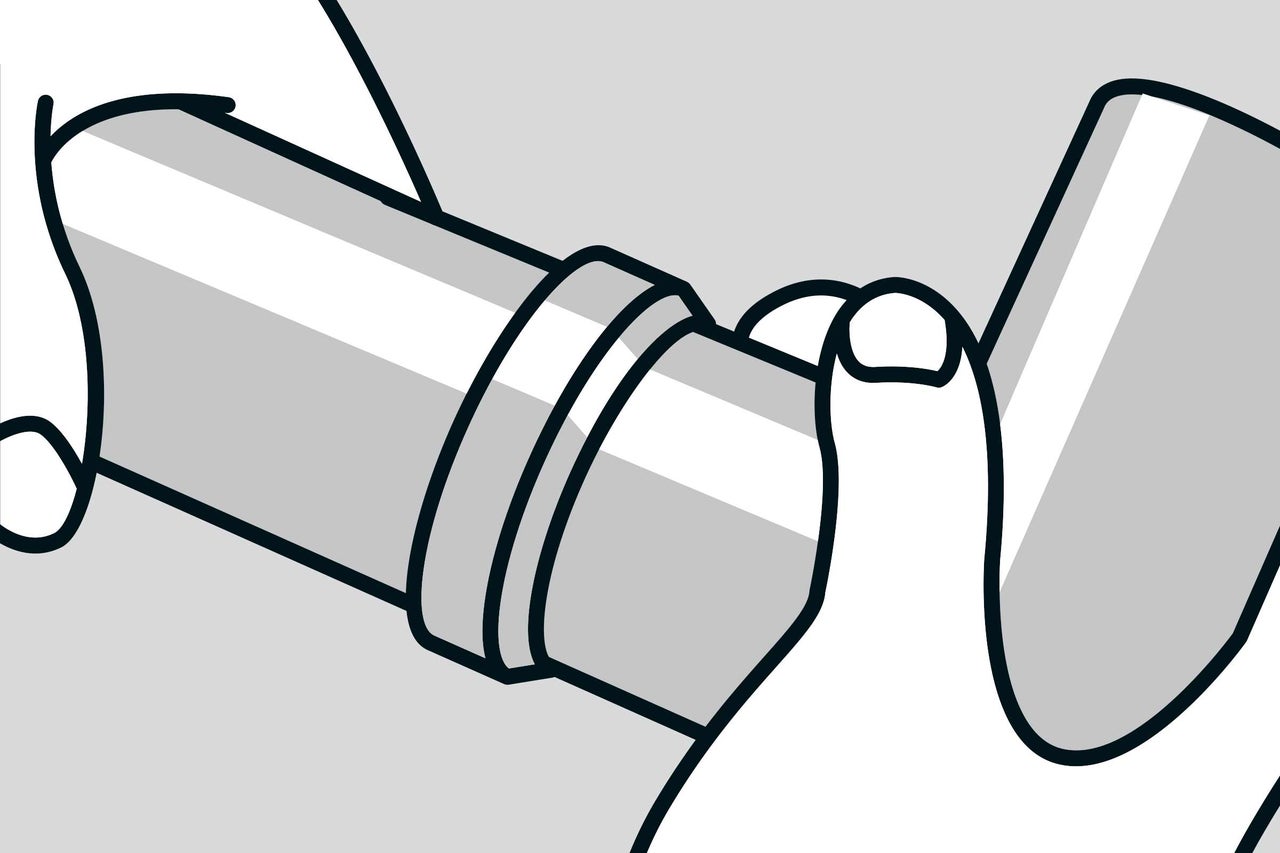 Illustration d'un raccord de tuyau avec deux mains