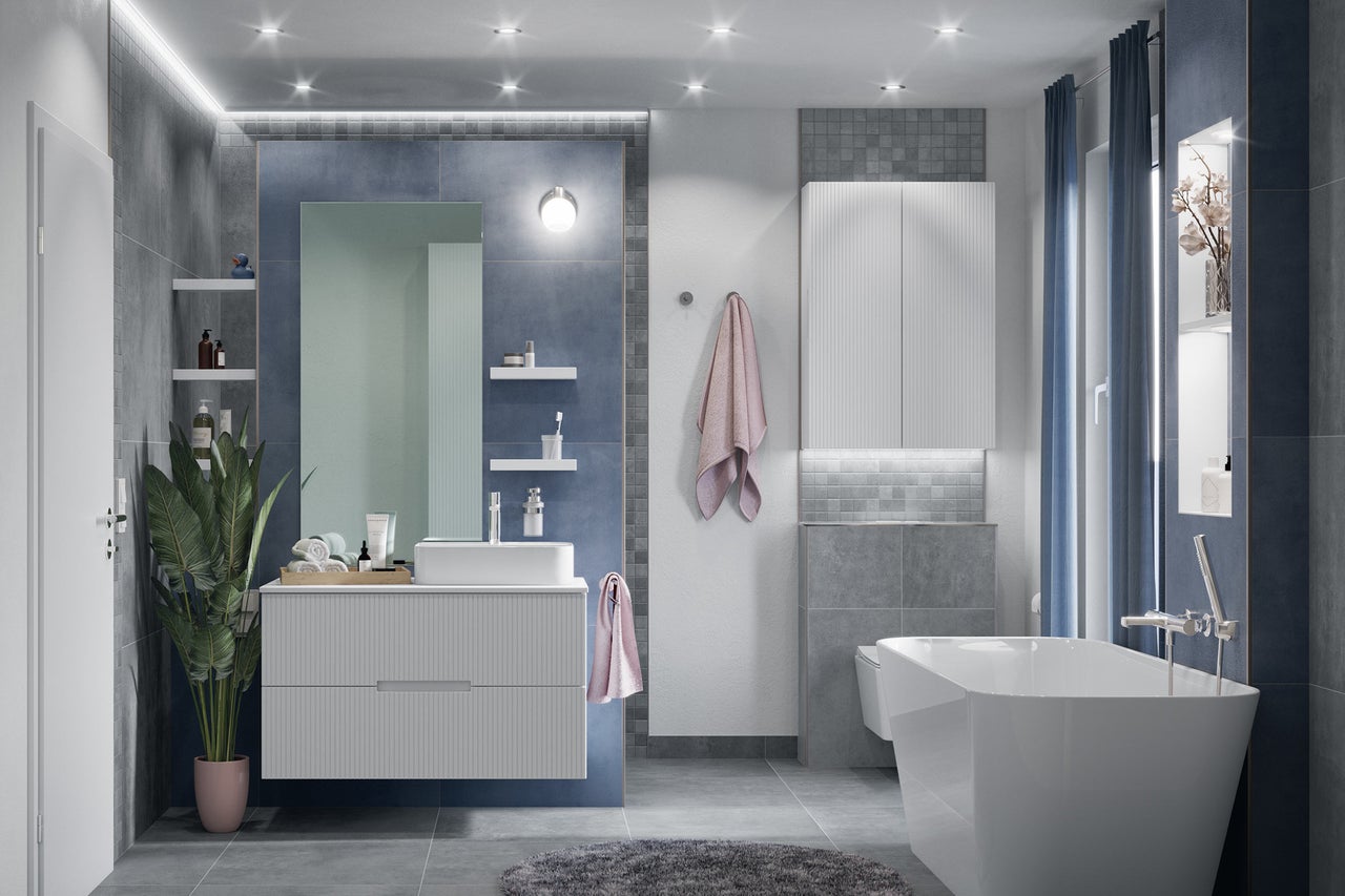 Salle de bain moderne avec meuble-lavabo, miroir, baignoire et carrelage gris