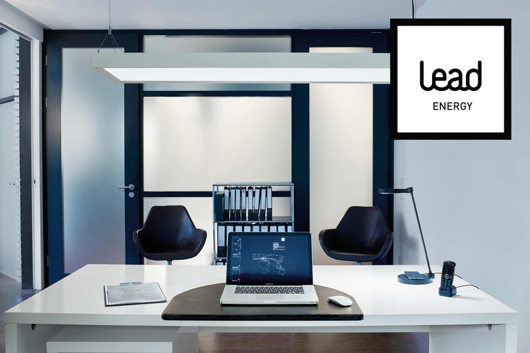 Büro mit Schreibtisch, Stühlen, Regal und Lead Energy Logo