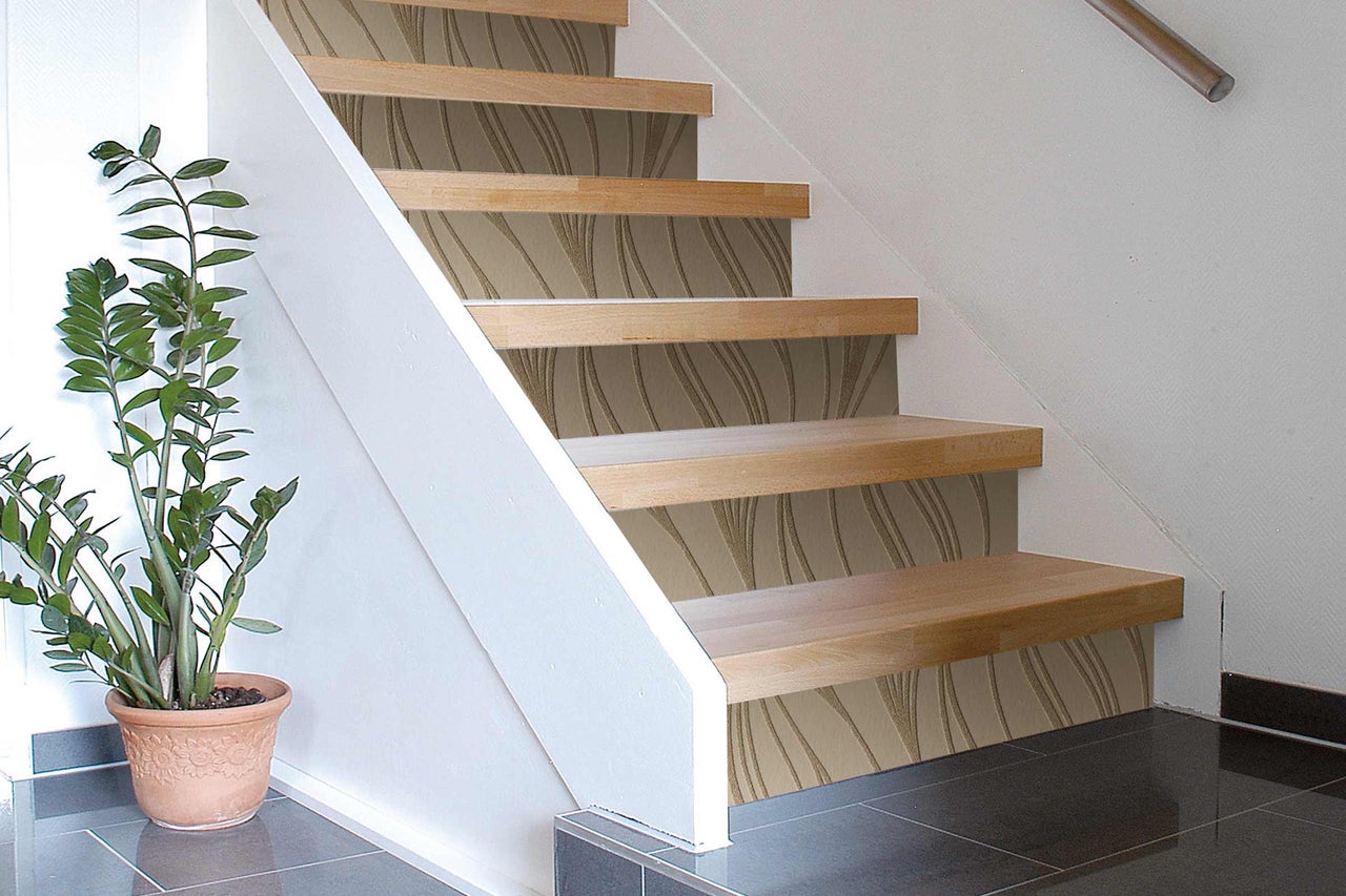 Holztreppe mit Tapete und Zimmerpflanze