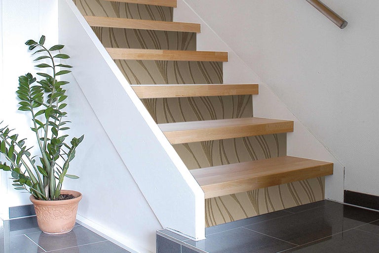 Escalier en bois avec papier peint et plante d'intérieur
