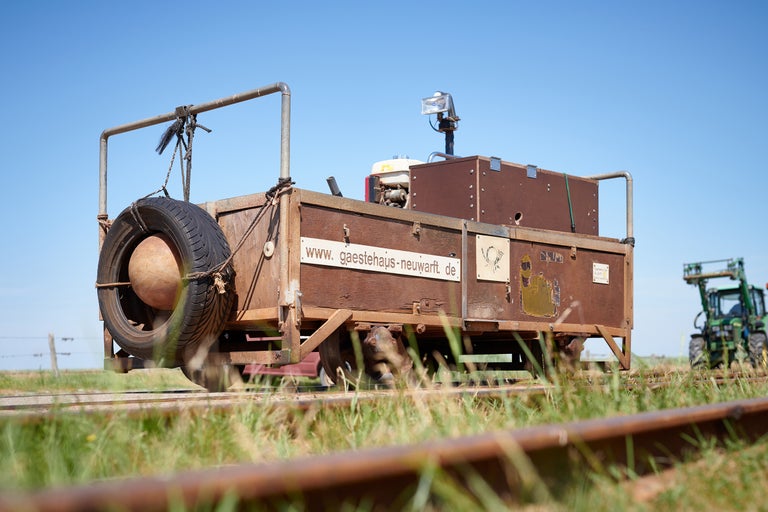 Draisienne sur rails avec l'inscription www.gaestehaus-neuwatt.de et une roue de secours