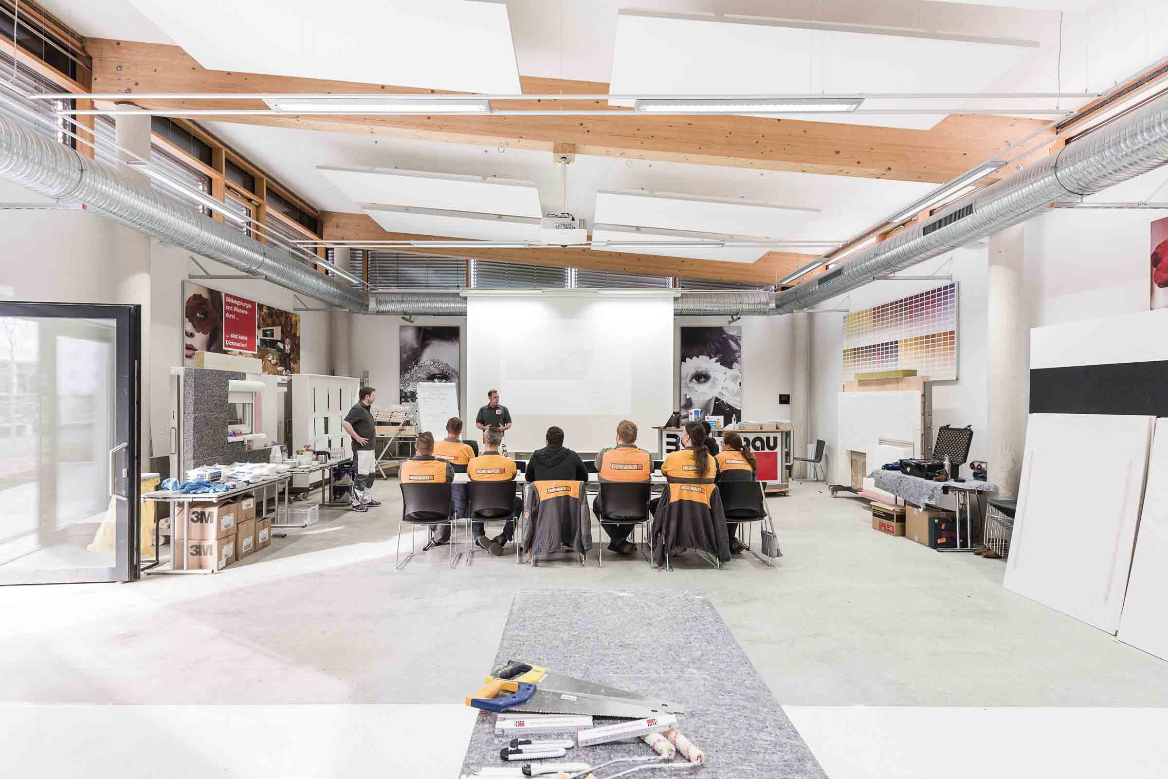 Atelier lumineux avec des participants à une formation, outils au premier plan