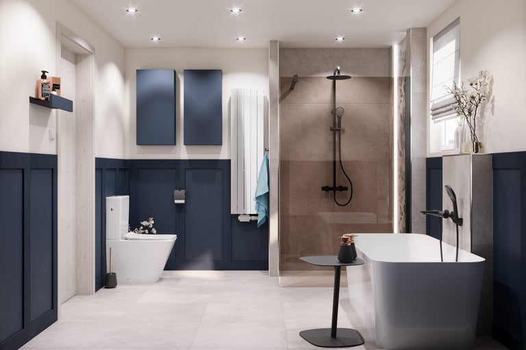 Modernes Badezimmer mit Badewanne, Dusche, Toilette und blauer Wandverkleidung