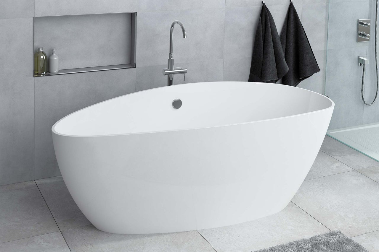 Freistehende Badewanne in einem hellen Badezimmer mit Armatur