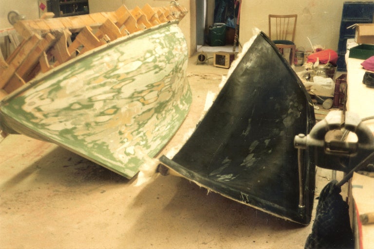 Unfertiges Bootsbauprojekt mit Holzrahmen und Aussenverkleidung.