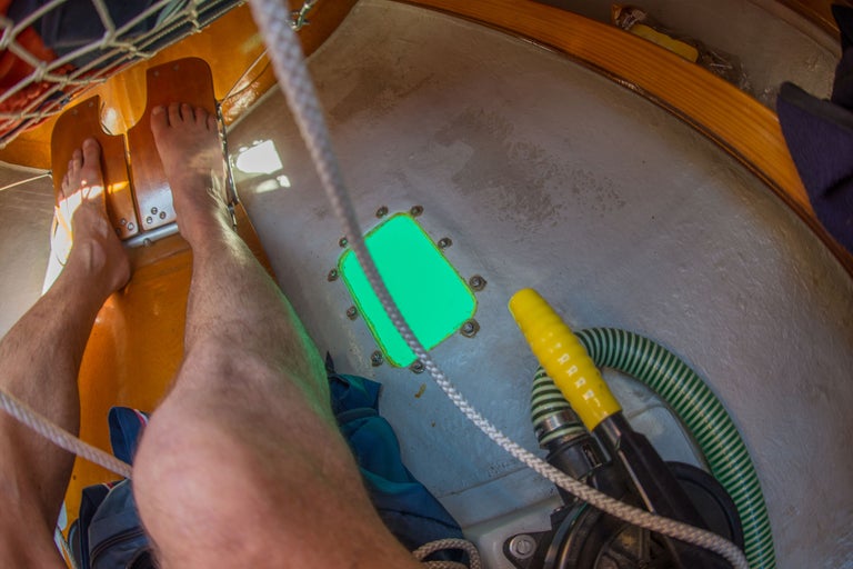 Blick ins Innere eines Segelbootes mit Ausrüstung und Fusspedalen