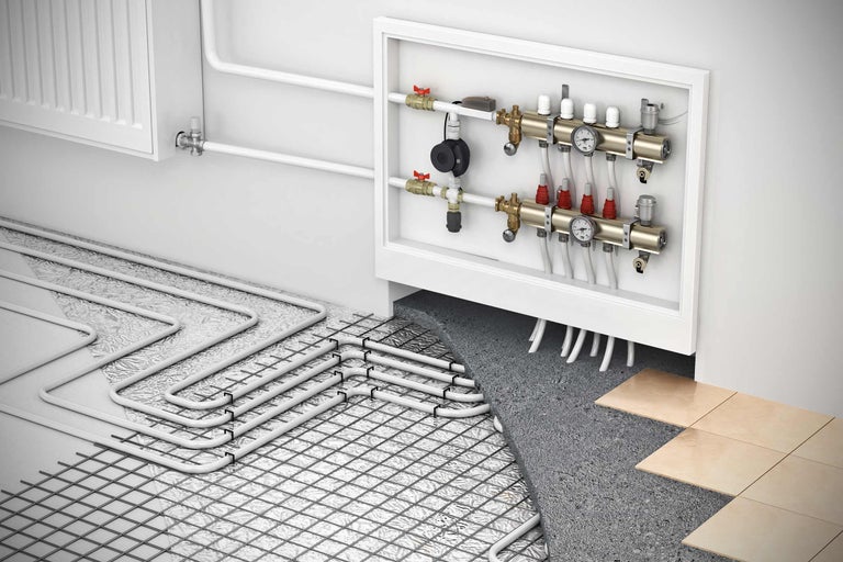 Installation einer Fussbodenheizung mit Verteiler, Rohren und Dämmmaterial