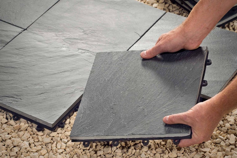 Pose de dalles en ardoise sur un lit de gravier