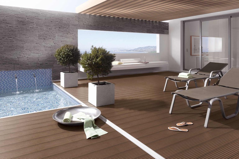 Terrasse avec terrasse en bois, piscine et chaises longues