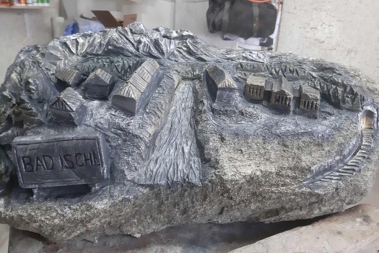 Pierre avec représentation en relief de Bad Ischl, avec maisons, montagnes et rivière