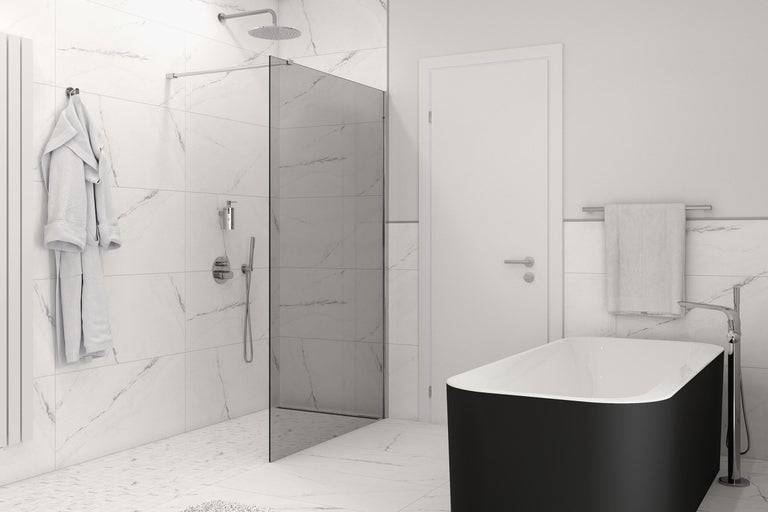 Salle de bains avec baignoire, douche, serviettes et radiateur