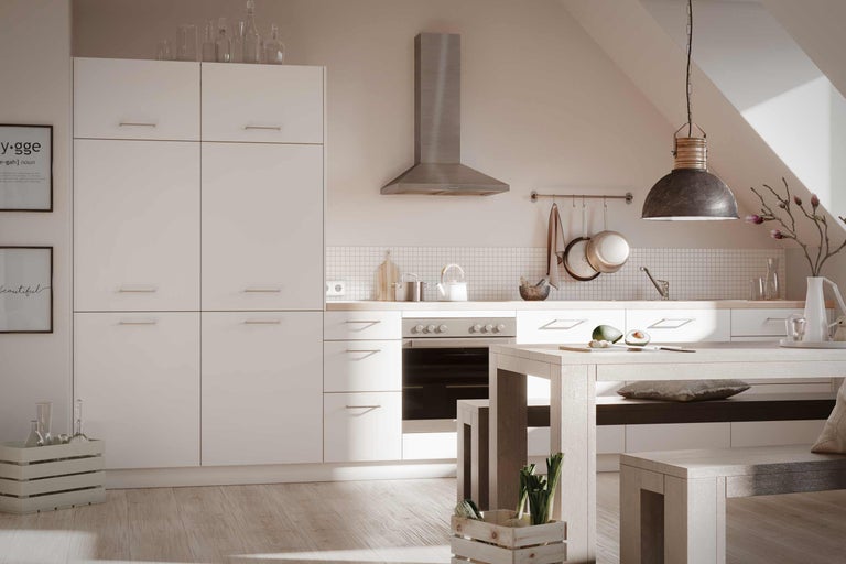 Cuisine claire avec table à manger et appareils de cuisine