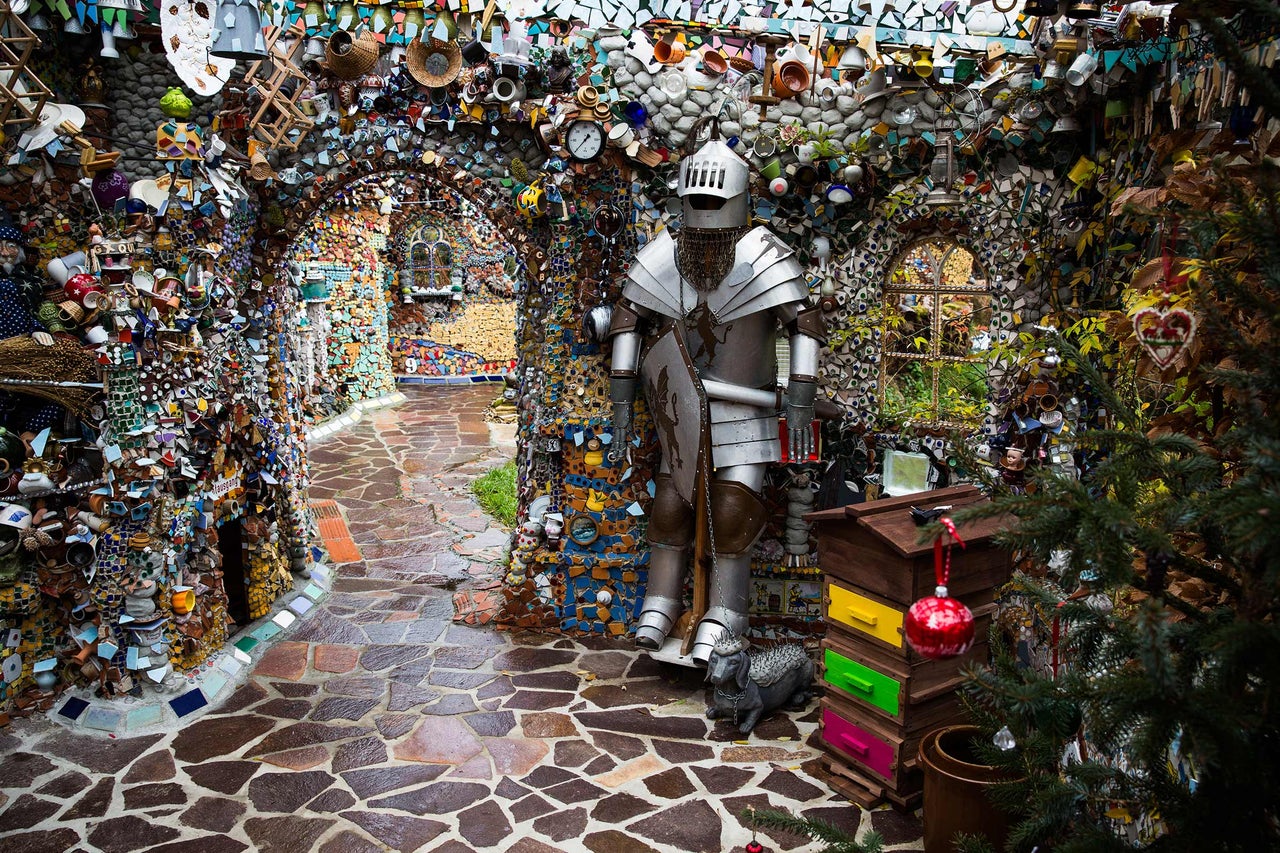 Jardin décoré avec armure et murs en mosaïque
