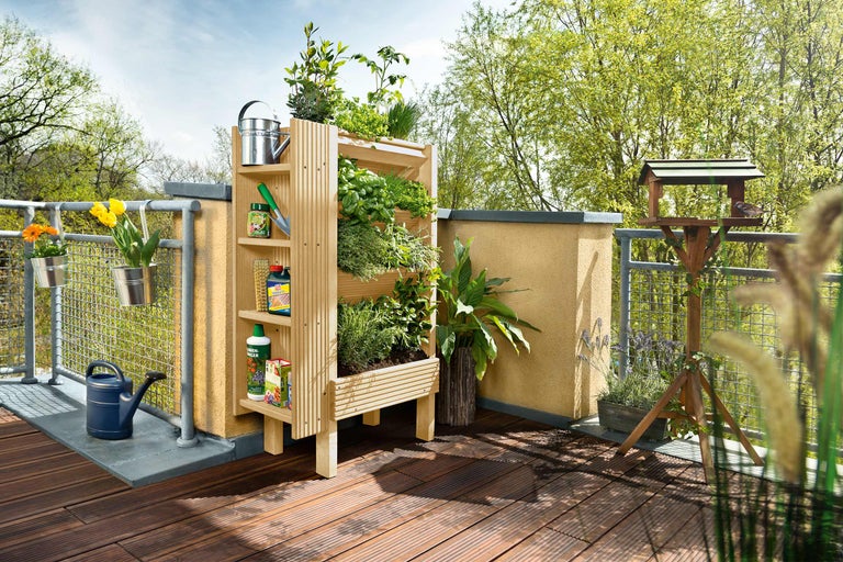 Balkon mit Hochbeet, Vogelhaus, Blumenkästen und Giesskanne