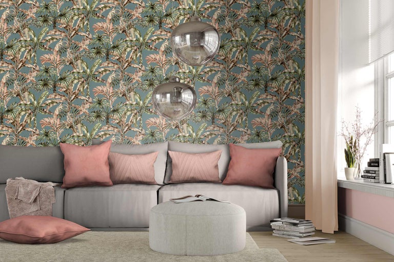 Wohnzimmer mit Sofa, Hocker, Kissen, Lampen und Tapete mit Palmenmuster