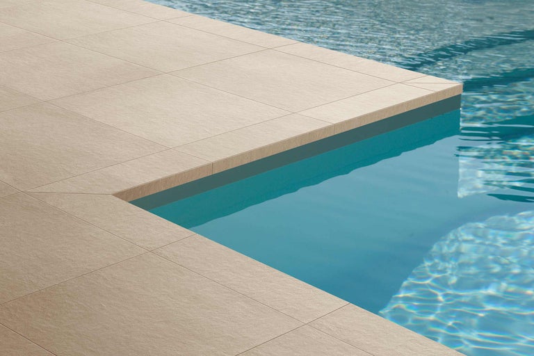 Gros plan de carreaux au bord de la piscine