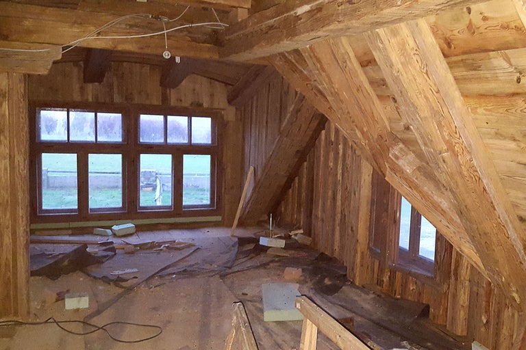 Grenier avec structure en bois et fenêtre