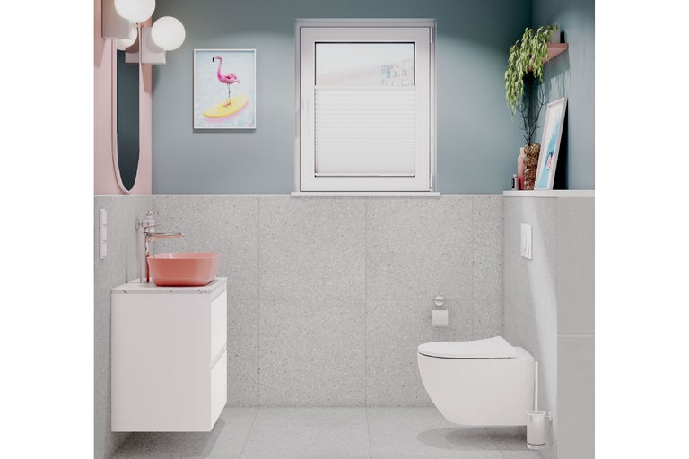 Salle de bains moderne avec lavabo, toilettes et fenêtre