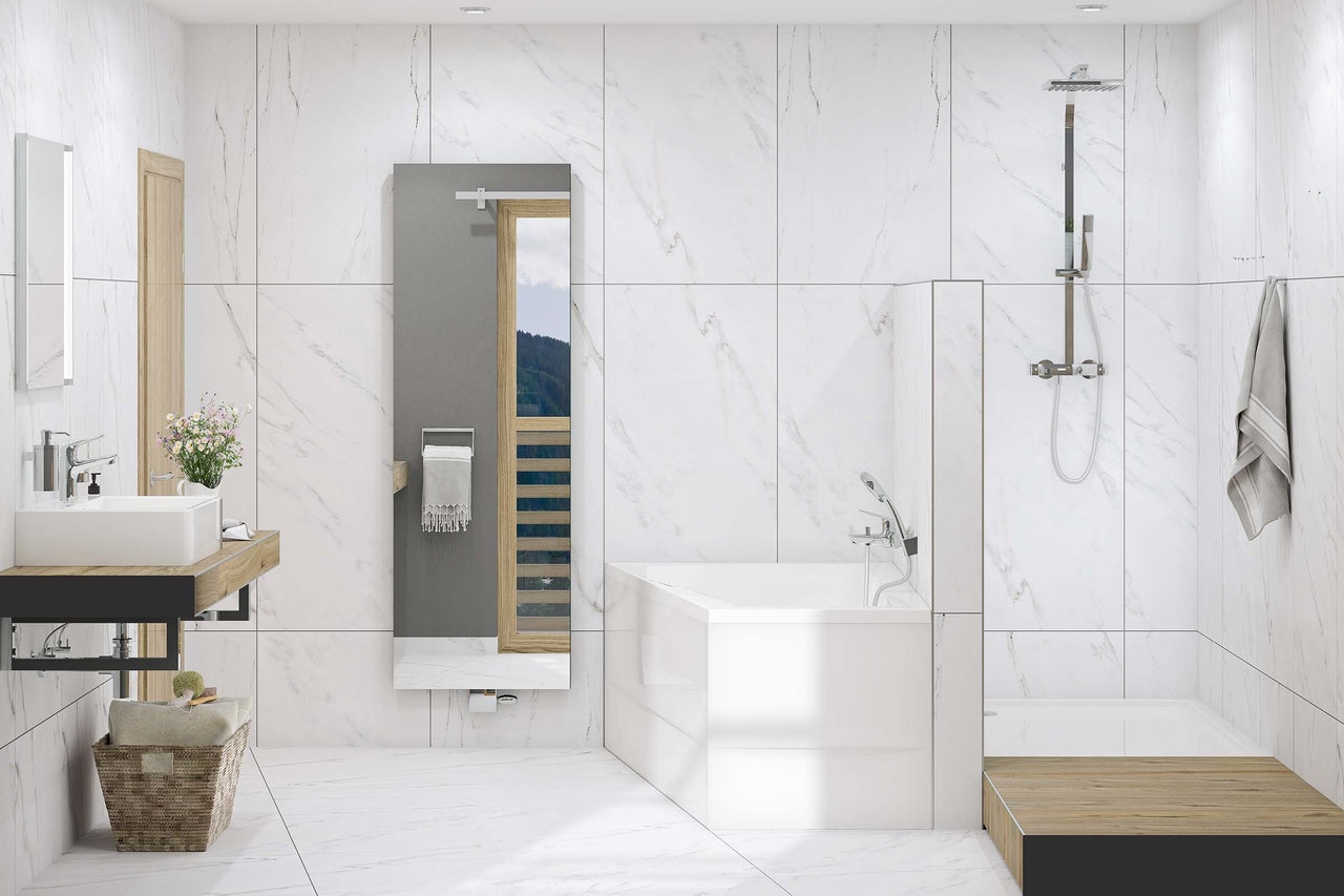Helles Badezimmer mit Badewanne, Dusche, Waschbecken und Spiegel