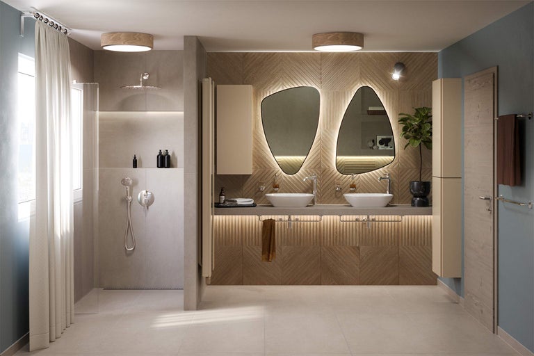 Salle de bain lumineuse avec douche, lavabos, miroirs et boiseries