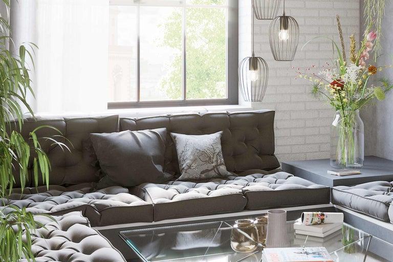 Wohnzimmer mit modularem Sofa, Couchtisch aus Glas, Blumen und Pendelleuchten