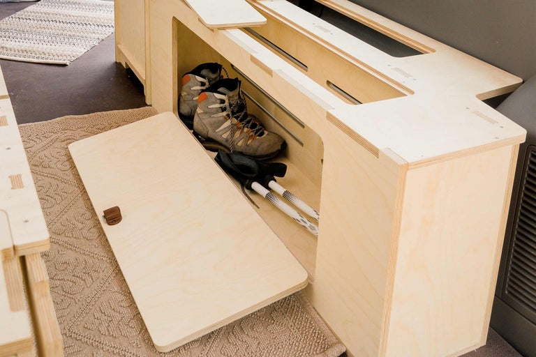 Armoire en bois avec chaussures et bâtons de randonnée