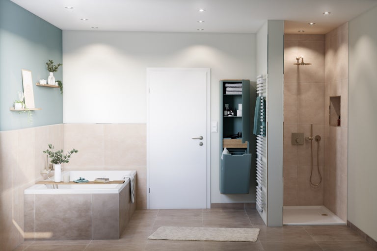 Badezimmer mit Badewanne, Dusche, Waschtisch und Handtuchheizkörper für eine helle und geräumige Atmosphäre