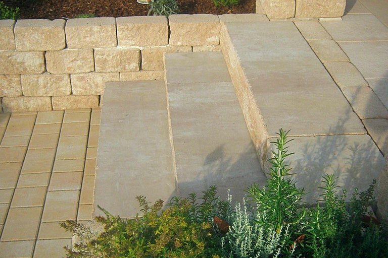 Aménagement de jardin avec marches et mur de pierres sèches