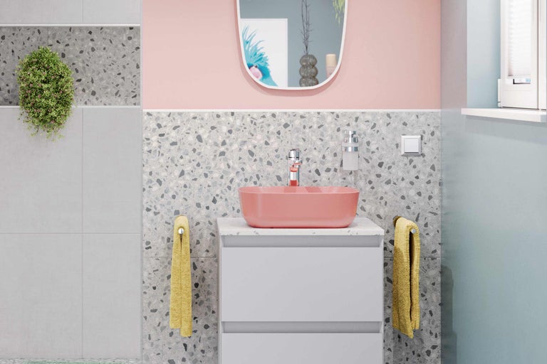 Salle de bains moderne avec lavabo, miroir et serviettes