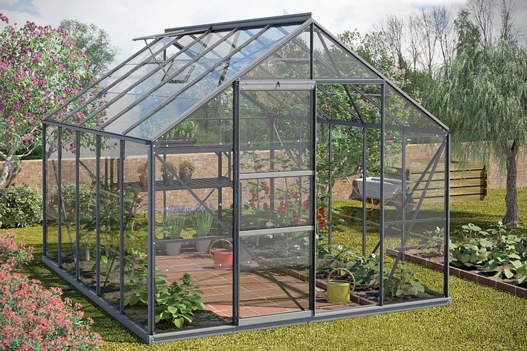 Serre avec plantes dans le jardin.