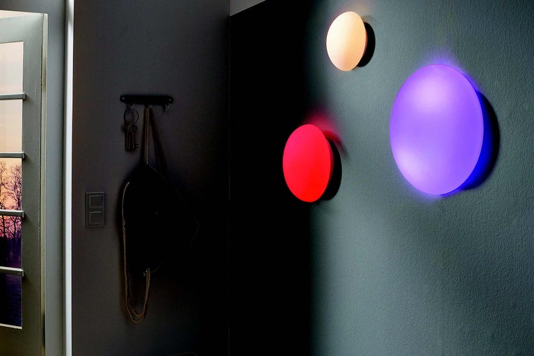 Hall d'entrée avec porte, porte-clés, sac et trois appliques murales rondes