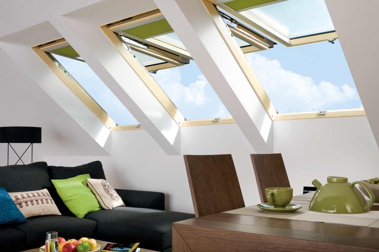 Dachfenster in einem Wohnraum mit Sofa und Esstisch