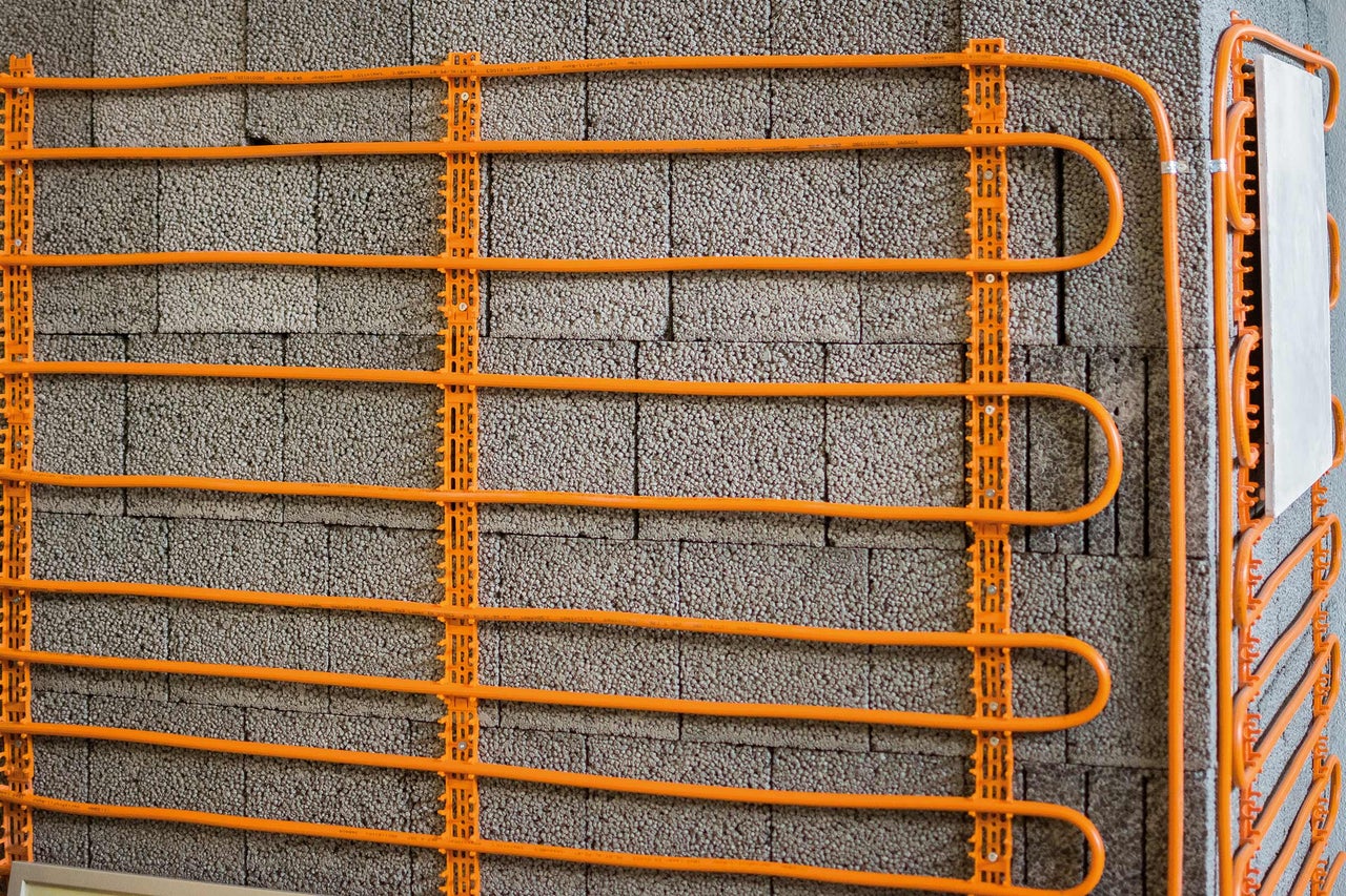 Wandheizungssystem mit Befestigungsschienen auf einer Wand