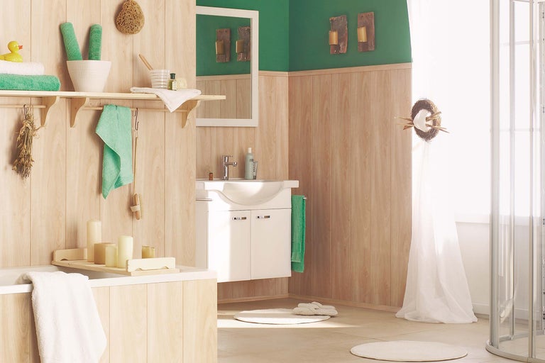Salle de bain lumineuse avec lavabo, miroir et panneaux de bois