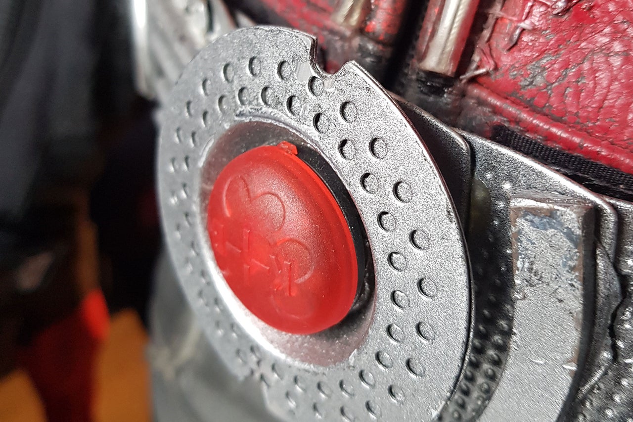 Gros plan d'un boîtier métallique avec un bouton rouge