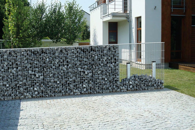 Gabionenwand mit Steinen gefüllt im Gartenbereich