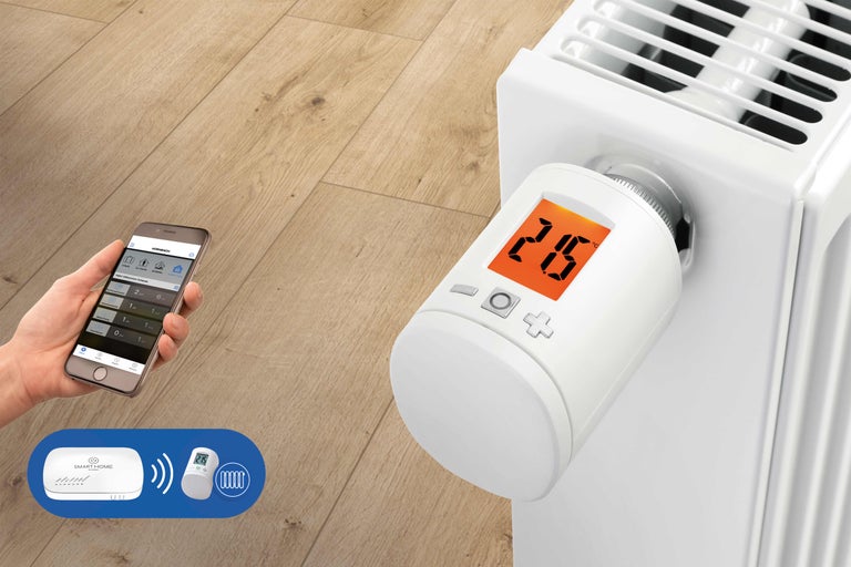Scène avec un thermostat de radiateur commandé par une application smartphone et une passerelle, pour une maison intelligente