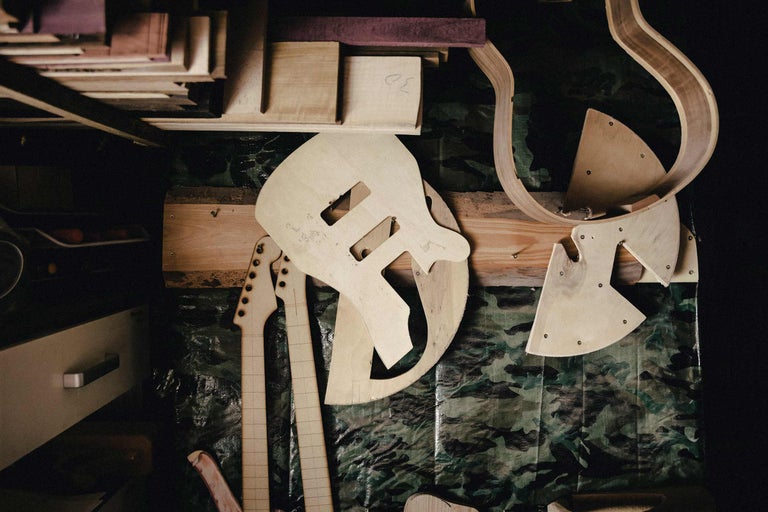 Werkstattszenenansicht mit Gitarrenbauvorlagen aus Holz