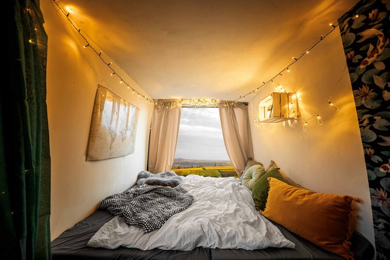 Chambre avec lit, décoration et vue sur le paysage