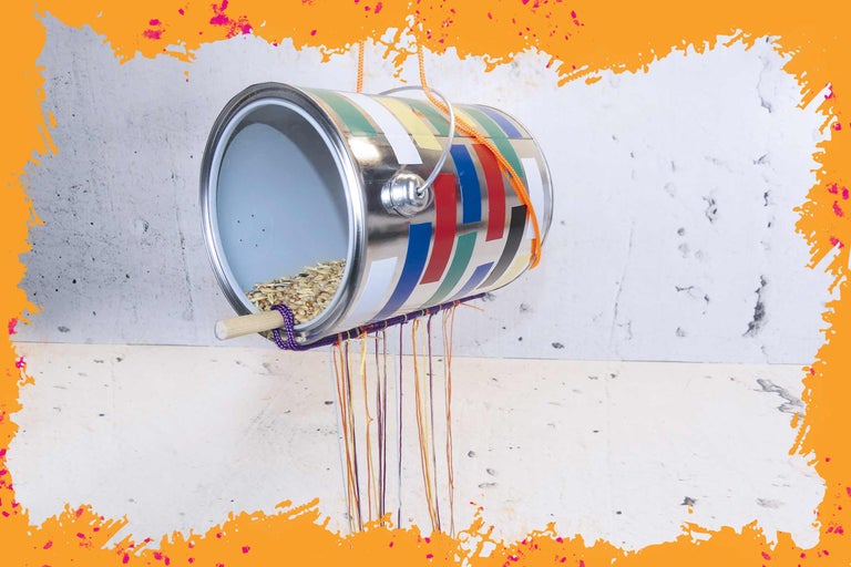 Dekorative hängende Vogeltränke aus einer Farbdose gefüllt mit Vogelfutter