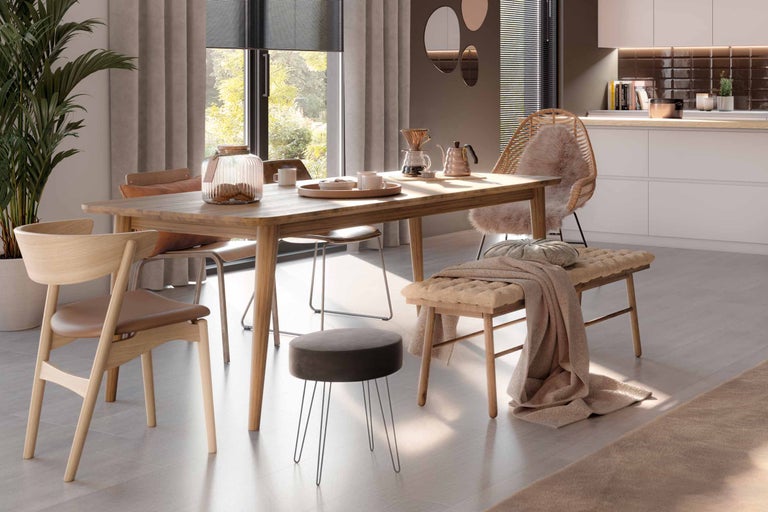Esstischgruppe mit Holztisch, Stühlen, Bank und Hocker in einem hellen und einladenden Esszimmer.